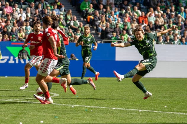 Deutschland: Fussball 2. Bundesliga, 4. Spieltag 2026 2027, VfL Wolfsburg - Energie Cottbus am 05.09.2026 in Wolfsburg (Volkswagen Arena): Tor zum 4:3 Mattias Svanberg (VfL Wolfsburg, 32) Jubel, Freude, Torjubel, Emotionen *** German Soccer 2. Bundesliga, Matchday 4, 2026–2027, VfL Wolfsburg vs. Energie Cottbus on September 5, 2026, at the Volkswagen Arena in Wolfsburg; goal for a 4–3 victory by Mattias Svanberg of VfL Wolfsburg, age 32; celebration, joy, goal celebration, emotions Copyright: xSvenxHeidmannx