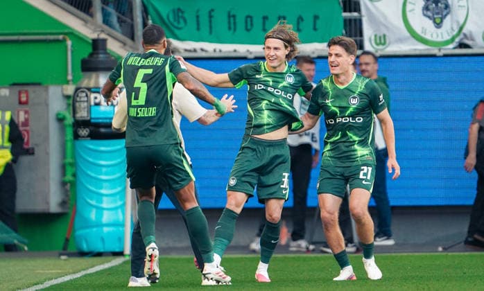 Deutschland:Fussball 2.Bundesliga 2026 2027, 4.Spieltag VfL Wolfsburg vs Energie Cottbus - Volkswagen Arena (Wolfsburg): Tor und Torjubel zum Mattias Svanberg (VfL Wolfsburg, 32) Tobias Strobl (Trainer VfL Wolfsburg) Fabian Reese (VfL Wolfsburg, 11) Vinicius Souza (VfL Wolfsburg, 5) Maximilian Arnold (VfL Wolfsburg, 27) *** Germany Soccer 2. Bundesliga 2026–2027, Matchday 4: VfL Wolfsburg vs. Energie Cottbus at Volkswagen Arena, Wolfsburg—Goal and goal celebration by Mattias Svanberg (VfL Wolfsburg), 32 Tobias Strobl, VfL Wolfsburg Coach Fabian Reese (VfL Wolfsburg), 11 Vinicius Souza (VfL Wolfsburg), 5 Maximilian Arnold (VfL Wolfsburg), 27 Copyright: xAymanxAlahmedx