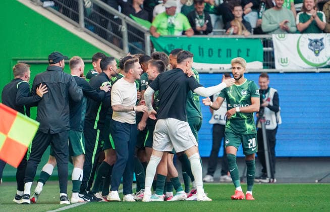 Deutschland:Fussball 2.Bundesliga 2026 2027, 4.Spieltag VfL Wolfsburg vs Energie Cottbus - Volkswagen Arena (Wolfsburg): Tor und Torjubel zum Mattias Svanberg (VfL Wolfsburg, 32) Tobias Strobl (Trainer VfL Wolfsburg) Fabian Reese (VfL Wolfsburg, 11) Vinicius Souza (VfL Wolfsburg, 5) Maximilian Arnold (VfL Wolfsburg, 27) Muhammed Damar (VfL Wolfsburg, 20) *** Germany Soccer 2. Bundesliga 2026–2027, Matchday 4: VfL Wolfsburg vs. Energie Cottbus at Volkswagen Arena, Wolfsburg; Goal and celebration by Mattias Svanberg (VfL Wolfsburg), 32 Tobias Strobl; VfL Wolfsburg coach Fabian Reese; VfL Wolfsburg, 11 Vinicius Souza; VfL Wolfsburg, 5 Maximilian Arnold; VfL Wolfsburg, 27 Muhammed Damar (VfL Wolfsburg), 20 Copyright: xAymanxAlahmedx