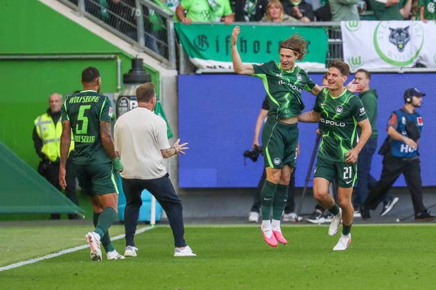 05.09.2026, xgox, Fussball - 2.Bundesliga VfL Wolfsburg - FC Energie Cottbus emspor, v.l. Tobias Strobl (Wolfsburg, Trainer) jubelt nach dem 4:3 durch Mattias Svanberg (Wolfsburg, 32) (DFL DFB REGULATIONS PROHIBIT ANY USE OF PHOTOGRAPHS as IMAGE SEQUENCES and or QUASI-VIDEO) Wolfsburg *** September 5, 2026, xgox, Soccer, 2. Bundesliga, VfL Wolfsburg vs. FC Energie Cottbus, emspor, from left: Tobias Strobl (Wolfsburg), coach celebrates after Mattias Svanberg’s 4-3 goal (Wolfsburg), 32 DFL DFB REGULATIONS PROHIBIT ANY USE OF PHOTOGRAPHS AS IMAGE SEQUENCES AND OR QUASI-VIDEO Wolfsburg