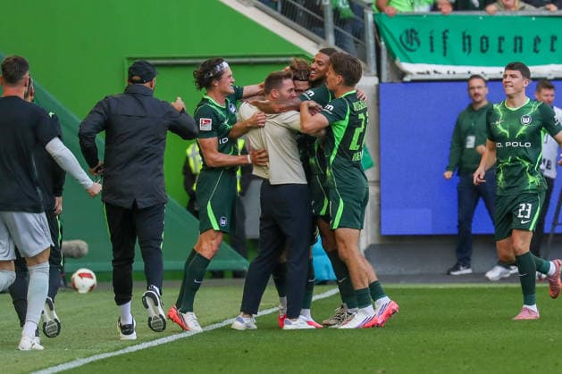 05.09.2026, xgox, Fussball - 2.Bundesliga VfL Wolfsburg - FC Energie Cottbus emspor, v.l. Tobias Strobl (Wolfsburg, Trainer) jubelt nach dem 4:3 durch Mattias Svanberg (Wolfsburg, 32) (DFL DFB REGULATIONS PROHIBIT ANY USE OF PHOTOGRAPHS as IMAGE SEQUENCES and or QUASI-VIDEO) Wolfsburg *** September 5, 2026, xgox, Soccer, 2. Bundesliga, VfL Wolfsburg vs. FC Energie Cottbus, emspor, from left: Tobias Strobl (Wolfsburg), coach celebrates after Mattias Svanberg’s 4-3 goal (Wolfsburg), 32 DFL DFB REGULATIONS PROHIBIT ANY USE OF PHOTOGRAPHS AS IMAGE SEQUENCES AND OR QUASI-VIDEO Wolfsburg