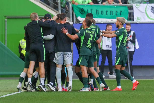 05.09.2026, xgox, Fussball - 2.Bundesliga VfL Wolfsburg - FC Energie Cottbus emspor, v.l. Tobias Strobl (Wolfsburg, Trainer) jubelt nach dem 4:3 durch Mattias Svanberg (Wolfsburg, 32) (DFL DFB REGULATIONS PROHIBIT ANY USE OF PHOTOGRAPHS as IMAGE SEQUENCES and or QUASI-VIDEO) Wolfsburg *** September 5, 2026, xgox, Soccer, 2. Bundesliga, VfL Wolfsburg vs. FC Energie Cottbus, emspor, from left: Tobias Strobl (Wolfsburg), coach celebrates after Mattias Svanberg’s 4-3 goal (Wolfsburg), 32 DFL DFB REGULATIONS PROHIBIT ANY USE OF PHOTOGRAPHS AS IMAGE SEQUENCES AND OR QUASI-VIDEO Wolfsburg