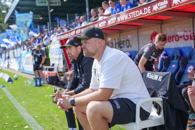 Deutschland: Fussball, 3. Liga, 4. Spieltag, Hänsch-Arena, SV Meppen vs. 1. FC Saarbrücken: Lucas Beniermann (Trainer, SV Meppen), Steffen Puttkammer (Co-Trainer, SV Meppen) Copyright: xMichelxWittex