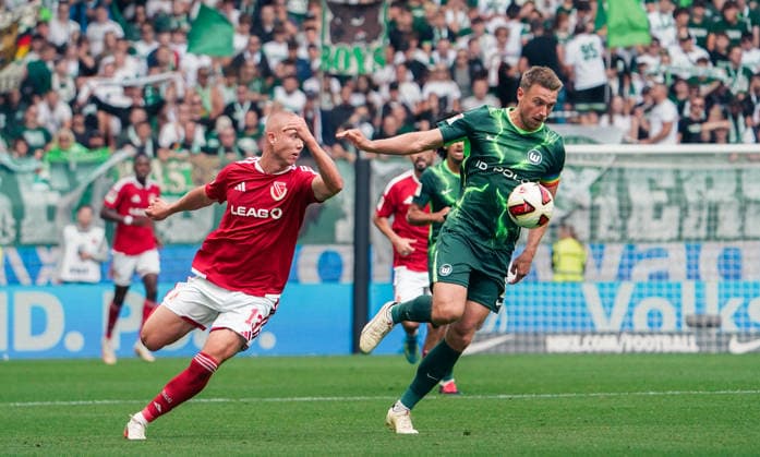 Deutschland:Fussball 2.Bundesliga 2026 2027, 4.Spieltag VfL Wolfsburg vs Energie Cottbus - Volkswagen Arena (Wolfsburg): im Zweikampf Hauke Wahl (VfL Wolfsburg, 6) Dmytro Bohdanov (Energie Cottbus, 13) *** Germany Soccer 2. Bundesliga 2026–2027, Matchday 4: VfL Wolfsburg vs. Energie Cottbus at Volkswagen Arena, Wolfsburg—Hauke Wahl (VfL Wolfsburg) and Dmytro Bohdanov (Energie Cottbus) in a tackle, 6 and 13 Copyright: xAymanxAlahmedx