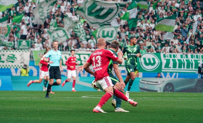 Deutschland:Fussball 2.Bundesliga 2026 2027, 4.Spieltag VfL Wolfsburg vs Energie Cottbus - Volkswagen Arena (Wolfsburg): im Zweikampf Hauke Wahl (VfL Wolfsburg, 6) Dmytro Bohdanov (Energie Cottbus, 13) *** Germany Soccer 2. Bundesliga 2026–2027, Matchday 4: VfL Wolfsburg vs. Energie Cottbus at Volkswagen Arena, Wolfsburg—Hauke Wahl (VfL Wolfsburg) and Dmytro Bohdanov (Energie Cottbus) in a tackle, 6 and 13 Copyright: xAymanxAlahmedx