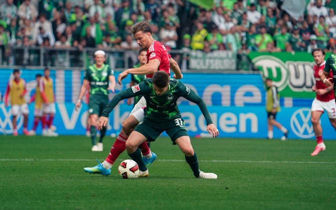 Deutschland:Fussball 2.Bundesliga 2026 2027, 4.Spieltag VfL Wolfsburg vs Energie Cottbus - Volkswagen Arena (Wolfsburg): im Zweikampf Elvis Rexhbecaj Elvis Rexhbecaj (VfL Wolfsburg, 37) Moritz Hannemann (Energie Cottbus, 11) *** Germany Soccer 2. Bundesliga 2026–2027, Matchday 4: VfL Wolfsburg vs. Energie Cottbus at Volkswagen Arena, Wolfsburg—Elvis Rexhbecaj (VfL Wolfsburg, No. 37) and Moritz Hannemann (Energie Cottbus, No. 11) in a tackle Copyright: xAymanxAlahmedx