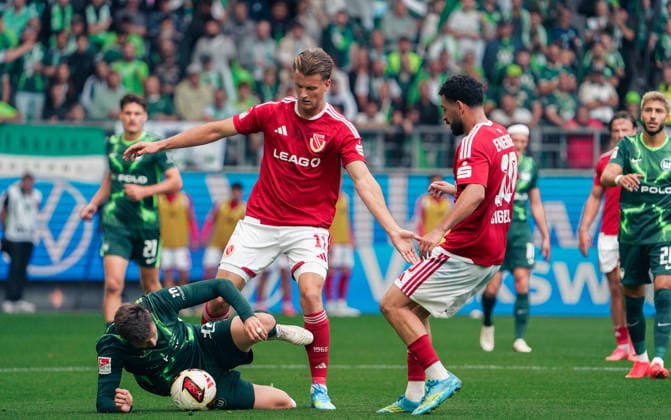 Deutschland:Fussball 2.Bundesliga 2026 2027, 4.Spieltag VfL Wolfsburg vs Energie Cottbus - Volkswagen Arena (Wolfsburg): im Zweikampf Elvis Rexhbecaj Elvis Rexhbecaj (VfL Wolfsburg, 37) Moritz Hannemann (Energie Cottbus, 11) *** Germany Soccer 2. Bundesliga 2026–2027, Matchday 4: VfL Wolfsburg vs. Energie Cottbus at Volkswagen Arena, Wolfsburg—Elvis Rexhbecaj (VfL Wolfsburg, No. 37) and Moritz Hannemann (Energie Cottbus, No. 11) in a tackle Copyright: xAymanxAlahmedx