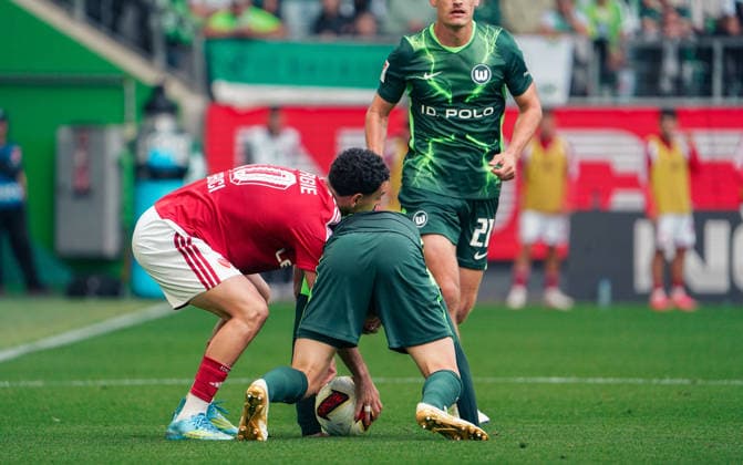 Deutschland:Fussball 2.Bundesliga 2026 2027, 4.Spieltag VfL Wolfsburg vs Energie Cottbus - Volkswagen Arena (Wolfsburg): im Zweikampf Tolcay CiÄüerci Tolcay Cigerci (Energie Cottbus, 10) Elvis Rexhbecaj Elvis Rexhbecaj (VfL Wolfsburg, 37) *** Germany Soccer 2. Bundesliga 2026–2027, Matchday 4: VfL Wolfsburg vs. Energie Cottbus at Volkswagen Arena in Wolfsburg—Tolcay CiÄüerci (Energie Cottbus) and Tolcay Cigerci (Energie Cottbus) in a tackle, 10 Elvis Rexhbecaj (VfL Wolfsburg), 37 Copyright: xAymanxAlahmedx