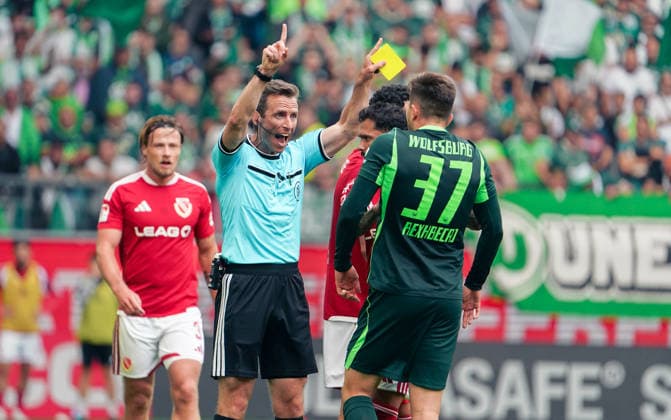 Deutschland:Fussball 2.Bundesliga 2026 2027, 4.Spieltag VfL Wolfsburg vs Energie Cottbus - Volkswagen Arena (Wolfsburg): Gelbe Karte für Spieler Elvis Rexhbecaj Elvis Rexhbecaj (VfL Wolfsburg, 37) Schiedsrichter Lukas Benen *** Germany Soccer 2. Bundesliga 2026–2027, Matchday 4: VfL Wolfsburg vs. Energie Cottbus at Volkswagen Arena, Wolfsburg; Yellow card for Elvis Rexhbecaj (VfL Wolfsburg), 37; Referee: Lukas Benen Copyright: xAymanxAlahmedx