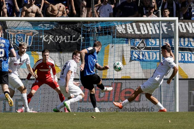 05.09.2026, xhettx, Fussball 3.Liga, SV Waldhof Mannheim - SC Verl v.l. Julian Ulbricht (SV Waldhof Mannheim, 10) schießt aufs Tor