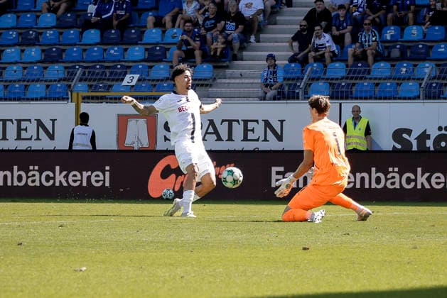 05.09.2026, xhettx, Fussball 3.Liga, SV Waldhof Mannheim - SC Verl v.l. Andre Leipold (SC Verl, 20) allein auf Thijmen Nijhuis (SV Waldhof Mannheim, 1), Abseits