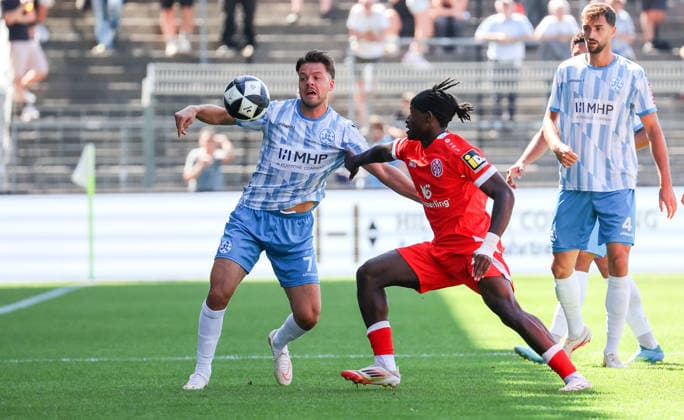 05.09.2026, Deutschland, Stuttgart, Fussball, Regionalliga Südwest, SV Stuttgarter Kickers vs. 1. FSV Mainz 05 II, v.l. Yannick Glessing (Kickers), Andre Kenete Gitau (Mainz)
