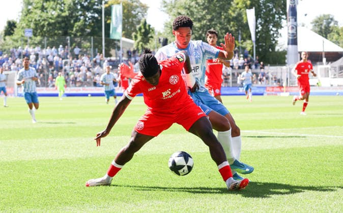 05.09.2026, Deutschland, Stuttgart, Fussball, Regionalliga Südwest, SV Stuttgarter Kickers vs. 1. FSV Mainz 05 II, v.l. Andre Kenete Gitau (Mainz), David Udogu (Kickers)