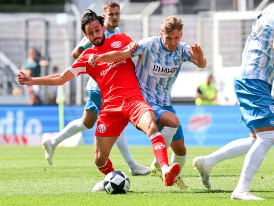 05.09.2026, Deutschland, Stuttgart, Fussball, Regionalliga Südwest, SV Stuttgarter Kickers vs. 1. FSV Mainz 05 II, v.l. Yunus Malli (Mainz), Sebastian Müller (Kickers)