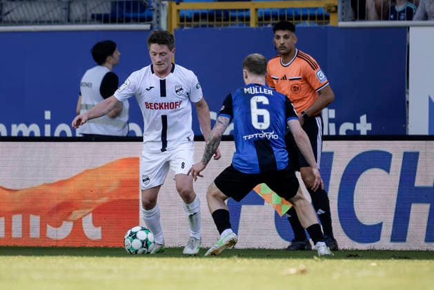 05.09.2026, xhettx, Fussball 3.Liga, SV Waldhof Mannheim - SC Verl v.l. Dennis Waidner (SC Verl, 8) gestellt von Yannis Hör (SV Waldhof Mannheim, 5)