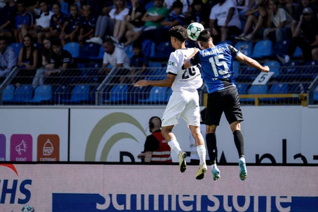 05.09.2026, xhettx, Fussball 3.Liga, SV Waldhof Mannheim - SC Verl v.l. Claudio Kammerknecht (SV Waldhof Mannheim, 15) gewinnt das Kopfballduell