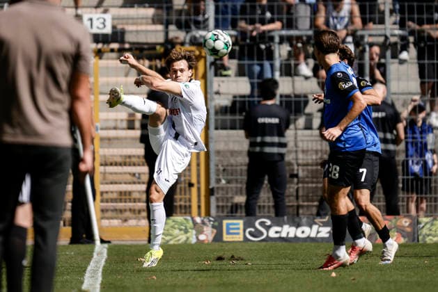 05.09.2026, xhettx, Fussball 3.Liga, SV Waldhof Mannheim - SC Verl v.l. Mika Clausen (SC Verl, 21) klärt den Ball vorm Aus