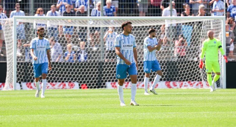05.09.2026, Deutschland, Stuttgart, Fussball, Regionalliga Südwest, SV Stuttgarter Kickers vs. 1. FSV Mainz 05 II, Enttäuschung, vorne Yannick Glessing (Kickers)