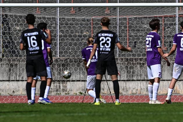 Regionalliga Bayern: TSV Schwaben Augsburg vs FC Augsburg, Augsburg, 05.09.2026 Der FC Memmingen verwandelt zum 0:1 wegen Schwaben im Nachschuss nach Parade von Maximilian Reil (TSV Schwaben Augsburg, 1) nach Freistoß. Der Torschütze ist Lukas Rietzler (FC Memmingen, 29) , Augsburg, 05.09.2026 - 7. Spieltag der Regionalliga Bayern, TSV Schwaben Augsburg gegen FC Memmingen, Augsburg, Rosenaustadion Copyright: xBEAUTIFULxSPORTS Märklx