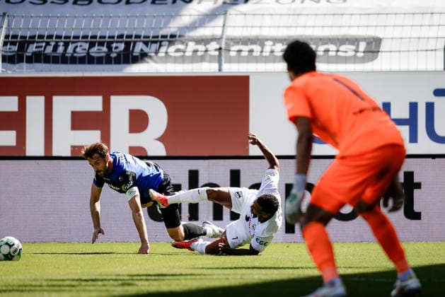 05.09.2026, xhettx, Fussball 3.Liga, SV Waldhof Mannheim - SC Verl v.l. Lukas Klünter (SV Waldhof Mannheim, 24) im Zweikampf mit Amin Farouk (SC Verl, 7)