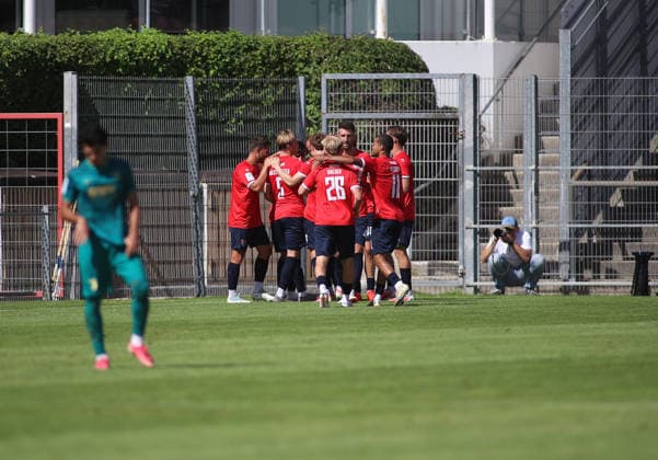 Fussball, Herren, Regionalliga Bayern, Saison 2026 2027, SpVgg Unterhaching - FC Augsburg II, Amateure 2:0 durch Mike Gevorgyan (SpVgg Unterhaching) Tor, Jubel