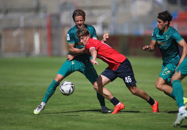 Fussball, Herren, Regionalliga Bayern, Saison 2026 2027, SpVgg Unterhaching - FC Augsburg II, Amateure Bentley Baxter Bahn (FC Augsburg II) (li.) mit Marinus Spann (SpVgg Unterhaching) (re.) im Zweikampf um den Ball
