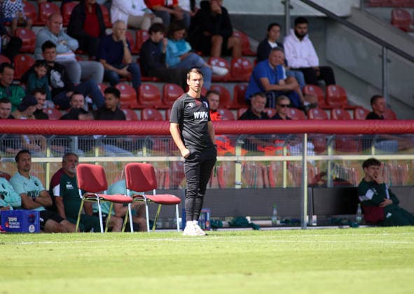 Fussball, Herren, Regionalliga Bayern, Saison 2026 2027, SpVgg Unterhaching - FC Augsburg II, Amateure Markus Feulner, Trainer (FC Augsburg II) stehend an der Seitenlinie