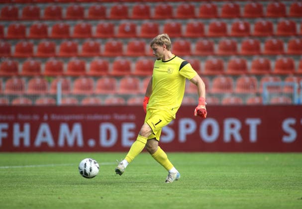 Fussball, Herren, Regionalliga Bayern, Saison 2026 2027, SpVgg Unterhaching - FC Augsburg II, Amateure Erion Avdija (SpVgg Unterhaching) spielt einen Ball