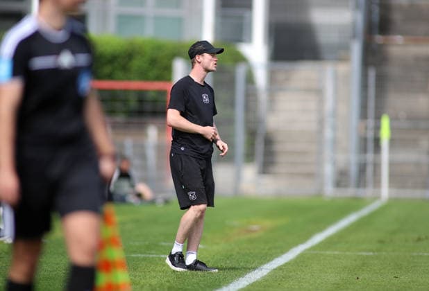 Fussball, Herren, Regionalliga Bayern, Saison 2026 2027, SpVgg Unterhaching - FC Augsburg II, Amateure Janek Frensch, Interimstrainer (SpVgg Unterhaching) an der Seitenlinie stehend