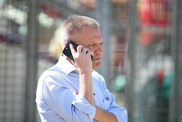 Fussball, Herren, Regionalliga Bayern, Saison 2026 2027, SpVgg Unterhaching - FC Augsburg II, Amateure Manfred Schwabl, Präsident (SpVgg Unterhaching) am Telefon, telefonieren, Handy, Smartphone