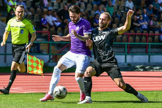 Sport Bilder des Tages Regionalliga Bayern: TSV Schwaben Augsburg vs FC Augsburg, Augsburg, 05.09.2026 Levis Schaber (TSV Schwaben Augsburg, 30) Zweikampf von dem Ball gegen Kim Paschek (FC Memmingen, 18) , Augsburg, 05.09.2026 - 7. Spieltag der Regionalliga Bayern, TSV Schwaben Augsburg gegen FC Memmingen, Augsburg, Rosenaustadion Copyright: xBEAUTIFULxSPORTS Märklx