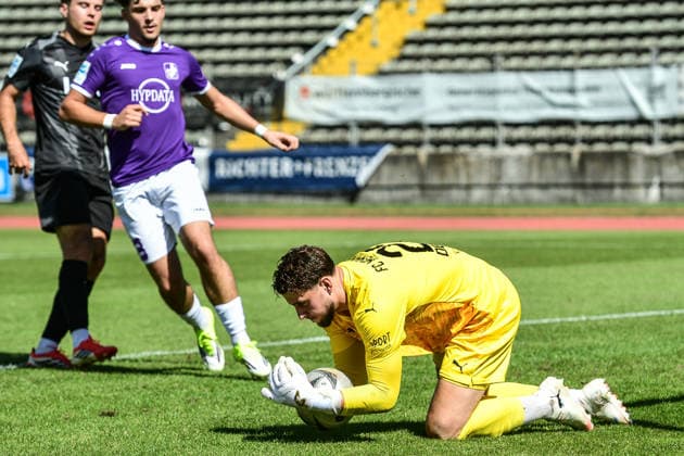 Regionalliga Bayern: TSV Schwaben Augsburg vs FC Augsburg, Augsburg, 05.09.2026 Dominik Dewein (FC Memmingen, 22) klärt den Schuss von der linken Flanke sicher, Augsburg, 05.09.2026 - 7. Spieltag der Regionalliga Bayern, TSV Schwaben Augsburg gegen FC Memmingen, Augsburg, Rosenaustadion Copyright: xBEAUTIFULxSPORTS Märklx