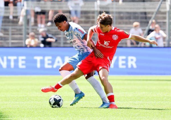 05.09.2026, Deutschland, Stuttgart, Fussball, Regionalliga Südwest, SV Stuttgarter Kickers vs. 1. FSV Mainz 05 II, v.l. David Udogu (Kickers), Nick Cherny (Mainz)
