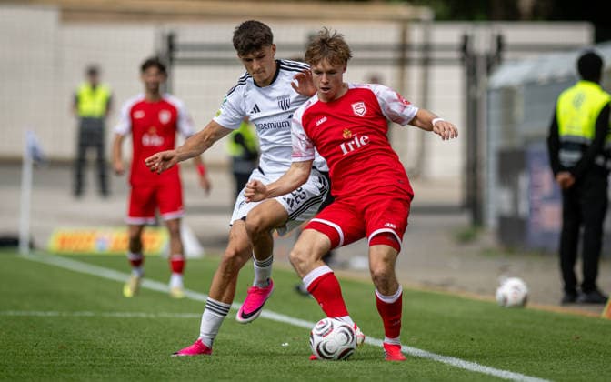 Fussball, Saison 2026 2027, Regionalliga West, 05.09.2026, 07. Spieltag, Herren, 1.FC Bocholt (weiss) vs. Sportfreunde Siegen (rot) v.l.: Benjamin Friesen (1.FC Bocholt), Konstantin Laurin Gerhardt (SF Siegen), Bocholt Stadion am Huenting Deutschland