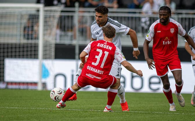 Fussball, Saison 2026 2027, Regionalliga West, 05.09.2026, 07. Spieltag, Herren, 1.FC Bocholt (weiss) vs. Sportfreunde Siegen (rot) v.l.: s32 Malek Fakhro (1.FC Bocholt), Matono-Glody Ngyombo (SF Siegen), Bocholt Stadion am Huenting Deutschland