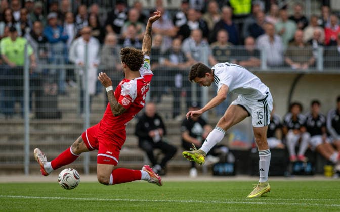 Fussball, Saison 2026 2027, Regionalliga West, 05.09.2026, 07. Spieltag, Herren, 1.FC Bocholt (weiss) vs. Sportfreunde Siegen (rot) v.l.: Jan-Luca Rumpf (SF Siegen), Lennar Garlipp (1.FC Bocholt), Bocholt Stadion am Huenting Deutschland