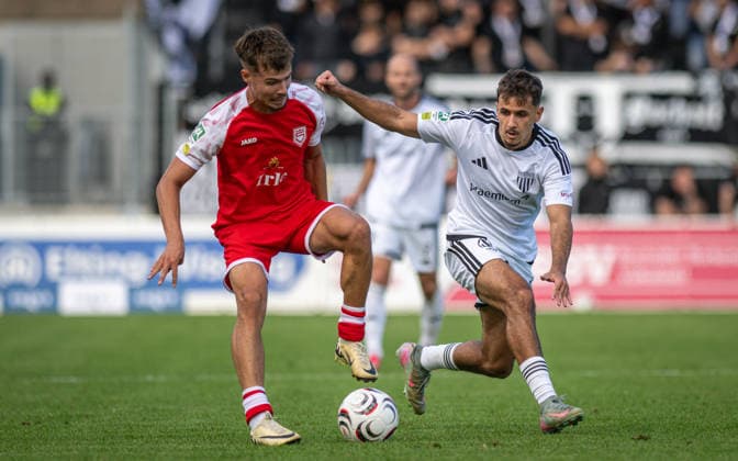 Fussball, Saison 2026 2027, Regionalliga West, 05.09.2026, 07. Spieltag, Herren, 1.FC Bocholt (weiss) vs. Sportfreunde Siegen (rot) v.l.: Tim Arnold (SF Siegen), Filip Ilic (1.FC Bocholt), Bocholt Stadion am Huenting Deutschland