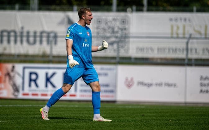 Fussball, Saison 2026 2027, Regionalliga West, 05.09.2026, 07. Spieltag, Herren, 1.FC Bocholt (weiss) vs. Sportfreunde Siegen (rot) Pascal Manitz (Torwart SF Siegen), Bocholt Stadion am Huenting Deutschland