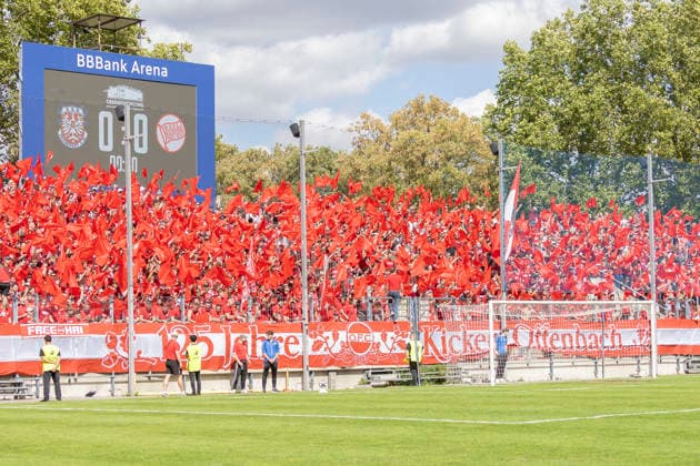 Regionalliga Südwest: FSV Frankfurt - Kickers Offenbach, 05.09.2026 Fans der Kickers Offenbach im Gästebereich mit Fahnen und Fähnchen, choreographie, FSV Frankfurt - Kickers Offenbach, Frankfurt, BBBank Arena, 5.9.2026 Copyright: xBEAUTIFULxSPORTS Gawlikx