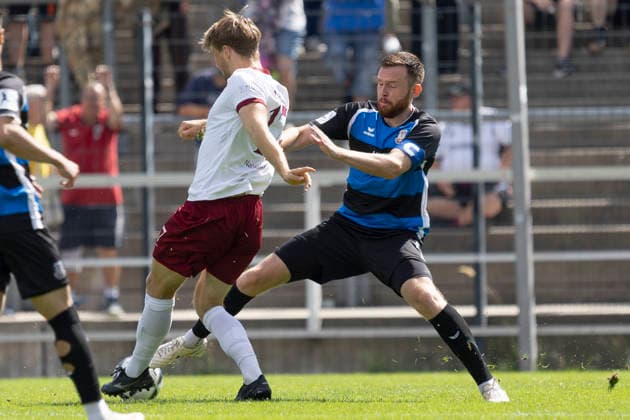Regionalliga Südwest: FSV Frankfurt - Kickers Offenbach, 05.09.2026 Benedikt von Hagen (Kickers Offenbach 17) und Tim Weißmann Weissmann (FSV Frankfurt 4) im zweikampf u mden Ball, FSV Frankfurt - Kickers Offenbach, Frankfurt, BBBank Arena, 5.9.2026 Copyright: xBEAUTIFULxSPORTS Gawlikx
