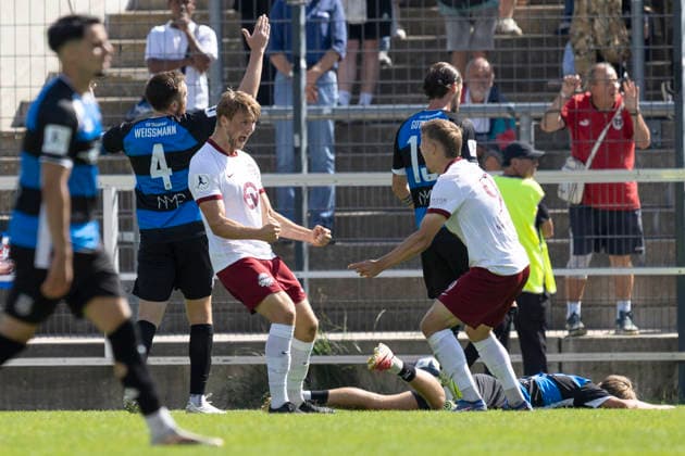 Regionalliga Südwest: FSV Frankfurt - Kickers Offenbach, 05.09.2026 Benedikt von Hagen (Kickers Offenbach 17) erzielte das Tor den Treffer zum 0:1 und feiert mit Maximilian Schmid (Kickers Offenbach 9), FSV Frankfurt - Kickers Offenbach, Frankfurt, BBBank Arena, 5.9.2026 Copyright: xBEAUTIFULxSPORTS Gawlikx