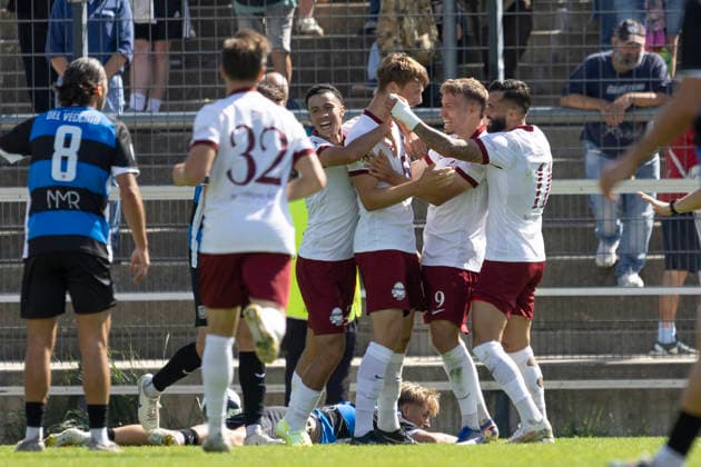 Regionalliga Südwest: FSV Frankfurt - Kickers Offenbach, 05.09.2026 Benedikt von Hagen (Kickers Offenbach 17) erzielte das Tor den Treffer zum 0:1 und feiert mit Maximilian Schmid (Kickers Offenbach 9) und Keanu Staude (Kickers Offenbach 11), , FSV Frankfurt - Kickers Offenbach, Frankfurt, BBBank Arena, 5.9.2026 Copyright: xBEAUTIFULxSPORTS Gawlikx