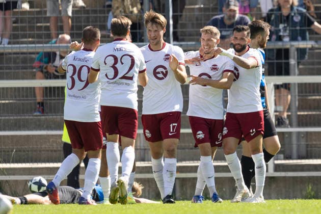 Regionalliga Südwest: FSV Frankfurt - Kickers Offenbach, 05.09.2026 Benedikt von Hagen (Kickers Offenbach 17) erzielte das Tor den Treffer zum 0:1 und feiert mit Maximilian Schmid (Kickers Offenbach 9) und Keanu Staude (Kickers Offenbach 11) und Jan-Hendrik Marx (Kickers Offenbach 32) und Robin Krausse (Kickers Offenbach 39), , FSV Frankfurt - Kickers Offenbach, Frankfurt, BBBank Arena, 5.9.2026 Copyright: xBEAUTIFULxSPORTS Gawlikx