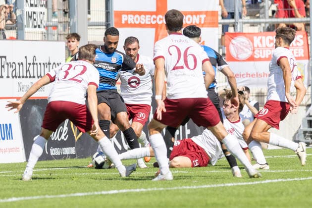 Regionalliga Südwest: FSV Frankfurt - Kickers Offenbach, 05.09.2026 Kristjan Arh Cesen (Kickers Offenbach 14) grätscht den ball vor Godwin McDonald (FSV Frankfurt 9 weg und Jan-Hendrik Marx (Kickers Offenbach 32) und Bastian Frölich (Kickers Offenbach 26) und Robin Krausse (Kickers Offenbach 39), , FSV Frankfurt - Kickers Offenbach, Frankfurt, BBBank Arena, 5.9.2026 Copyright: xBEAUTIFULxSPORTS Gawlikx
