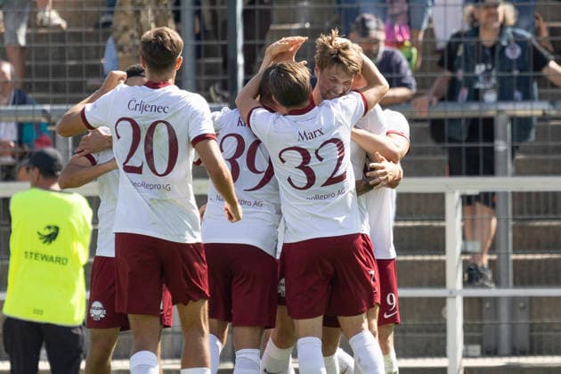 Regionalliga Südwest: FSV Frankfurt - Kickers Offenbach, 05.09.2026 Benedikt von Hagen (Kickers Offenbach 17) erzielte das Tor den Treffer zum 0:1 und feiert mit Maximilian Schmid (Kickers Offenbach 9) und Keanu Staude (Kickers Offenbach 11) und Jan-Hendrik Marx (Kickers Offenbach 32) und Robin Krausse (Kickers Offenbach 39), , FSV Frankfurt - Kickers Offenbach, Frankfurt, BBBank Arena, 5.9.2026 Copyright: xBEAUTIFULxSPORTS Gawlikx