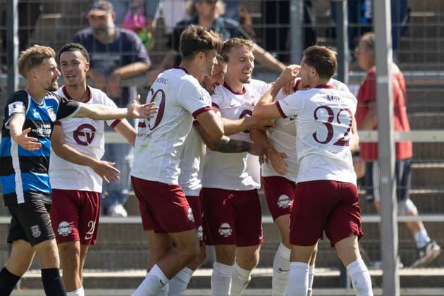 Regionalliga Südwest: FSV Frankfurt - Kickers Offenbach, 05.09.2026 Benedikt von Hagen (Kickers Offenbach 17) erzielte das Tor den Treffer zum 0:1 und feiert mit Maximilian Schmid (Kickers Offenbach 9) und Jan-Hendrik Marx (Kickers Offenbach 32) und Keanu Staude (Kickers Offenbach 11) und Robin Krausse (Kickers Offenbach 39) und Dominik Crljenec (Kickers Offenbach 20), , FSV Frankfurt - Kickers Offenbach, Frankfurt, BBBank Arena, 5.9.2026 Copyright: xBEAUTIFULxSPORTS Gawlikx