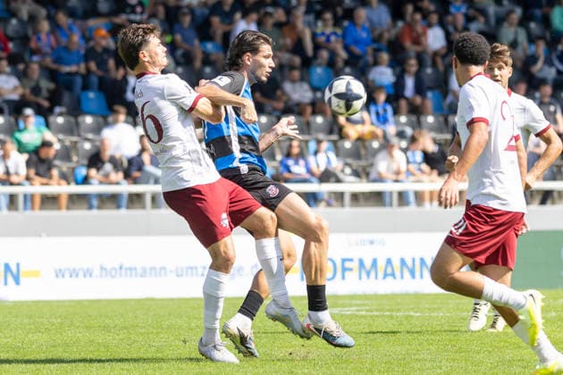 Regionalliga Südwest: FSV Frankfurt - Kickers Offenbach, 05.09.2026 Bastian Frölich (Kickers Offenbach 26) und Filip Pandza (FSV Frankfurt 17) im zweikampf um den Ball, FSV Frankfurt - Kickers Offenbach, Frankfurt, BBBank Arena, 5.9.2026 Copyright: xBEAUTIFULxSPORTS Gawlikx