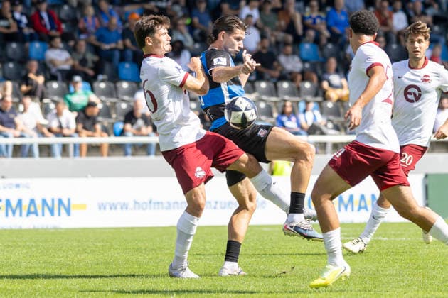 Regionalliga Südwest: FSV Frankfurt - Kickers Offenbach, 05.09.2026 Bastian Frölich (Kickers Offenbach 26) und Filip Pandza (FSV Frankfurt 17) im zweikampf um den Ball, FSV Frankfurt - Kickers Offenbach, Frankfurt, BBBank Arena, 5.9.2026 Copyright: xBEAUTIFULxSPORTS Gawlikx