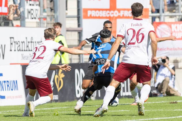 Regionalliga Südwest: FSV Frankfurt - Kickers Offenbach, 05.09.2026 Jan-Hendrik Marx (Kickers Offenbach 32) hält Ismail Harnafi (FSV Frankfurt 11) am Trikot, FSV Frankfurt - Kickers Offenbach, Frankfurt, BBBank Arena, 5.9.2026 Copyright: xBEAUTIFULxSPORTS Gawlikx