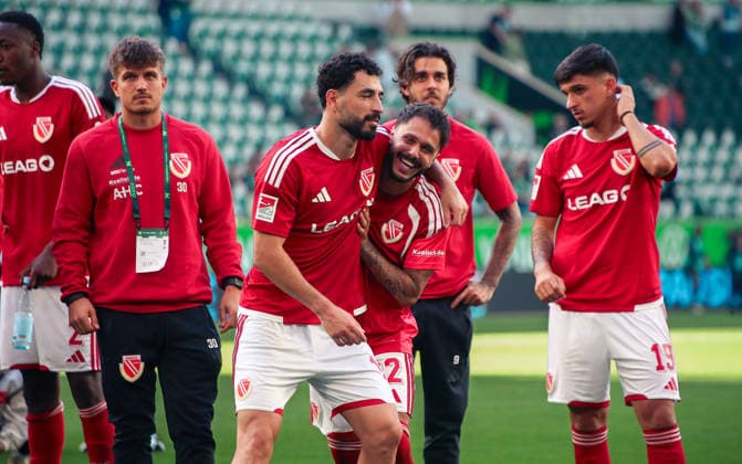 Deutschland:Fussball 2.Bundesliga 2026 2027, 4.Spieltag VfL Wolfsburg vs Energie Cottbus - Volkswagen Arena (Wolfsburg): Freude, Emotionen, Jubel Tolcay CiÄüerci Tolcay Cigerci (Energie Cottbus, 10) Leonardo Bittencourt (Energie Cottbus, 32) *** Germany Soccer 2. Bundesliga 2026–2027, Matchday 4: VfL Wolfsburg vs. Energie Cottbus at Volkswagen Arena, Wolfsburg—Joy, excitement, celebration—Tolcay CiÄüerci (Tolcay Cigerci), Energie Cottbus, 10; Leonardo Bittencourt, Energie Cottbus, 32 Copyright: xAymanxAlahmedx